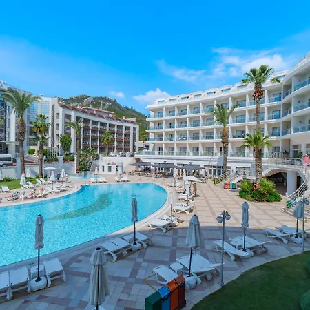 מלון Pineta Park Deluxe 5*