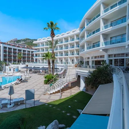 מלון Pineta Park Deluxe