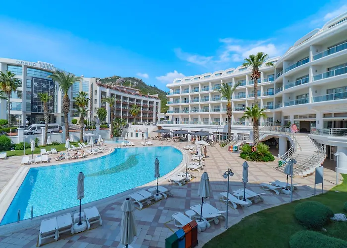 מלון Pineta Park Deluxe 5*