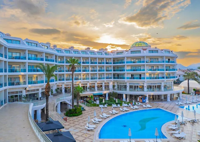 Pineta Park Deluxe מלון